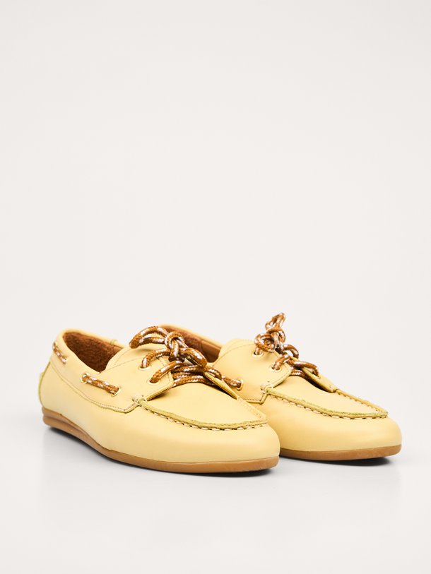 Ontdek de Kimana lederen loafers van Toral in de kleur Geel bij Orangebag. Op werkdagen voor 21:45 besteld, morgen in huis.