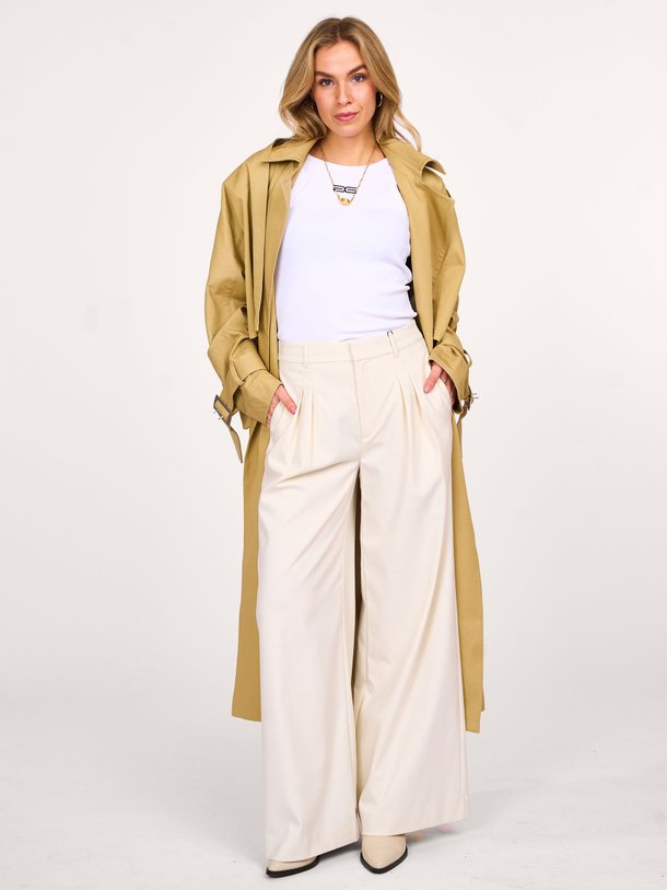 Ontdek de Seaver viscosemix pantalon van Gestuz in de kleur ecru bij Orangebag. Op werkdagen voor 21:45 besteld, morgen in huis.