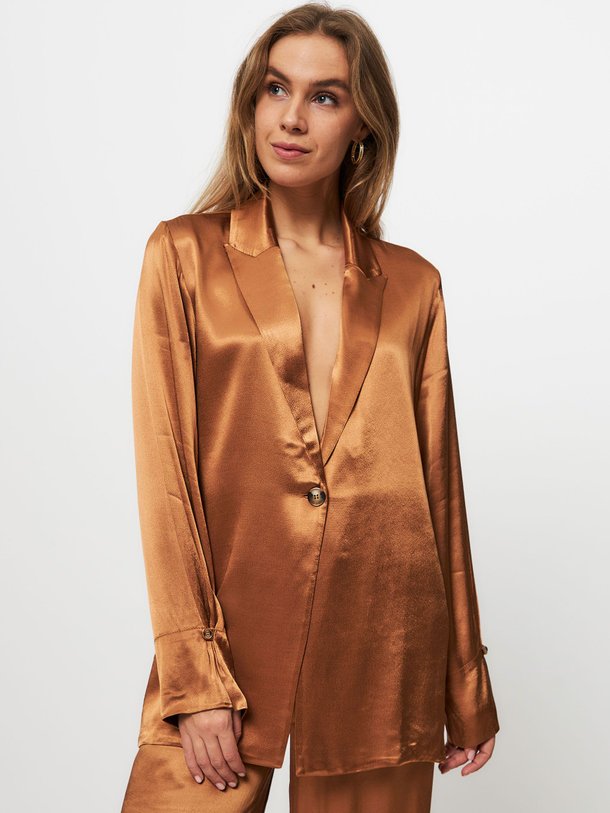 Ontdek de Lily viscose glanzende blazer van Alchemist in de kleur cognac bij Orangebag. Op werkdagen voor 21:45 besteld, morgen in huis.