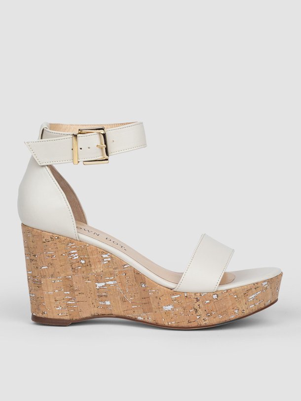 Ontdek de Keira lederen sleehakken van Brown Dot. in de kleur ecru bij Orangebag. Op werkdagen voor 21:45 besteld, morgen in huis.