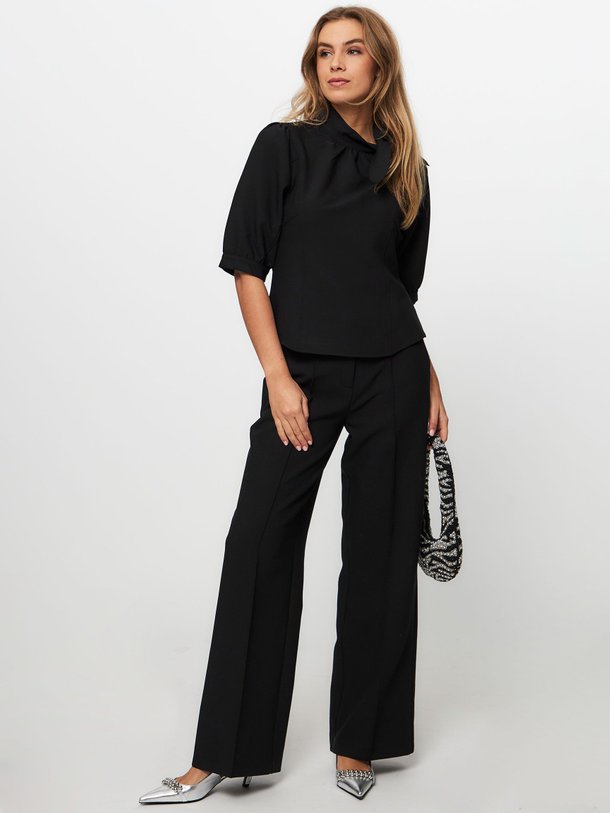 Ontdek de Neva viscosemix pantalon van Dante 6 in de kleur zwart bij Orangebag. Op werkdagen voor 21:45 besteld, morgen in huis.