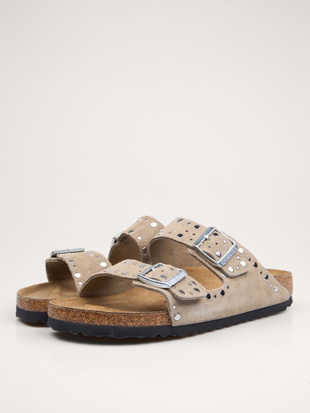Ontdek de Arizona Rivet suède slippers van Birkenstock in de kleur taupe bij Orangebag. Op werkdagen voor 21:45 besteld, morgen in huis.