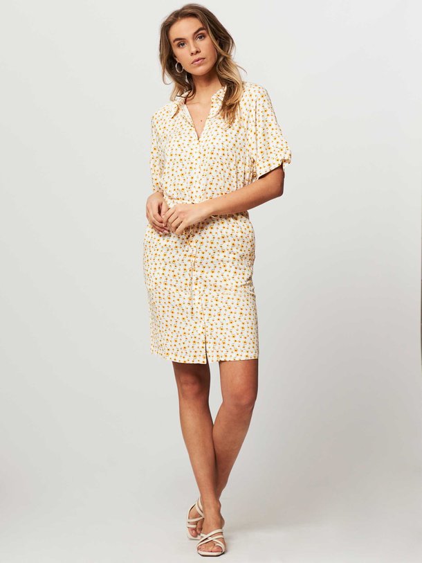 Ontdek de Coco viscose doorknoopjurk met dessin van Another-Label in de kleur off-white bij Orangebag. Op werkdagen voor 21:45 besteld, morgen in huis.