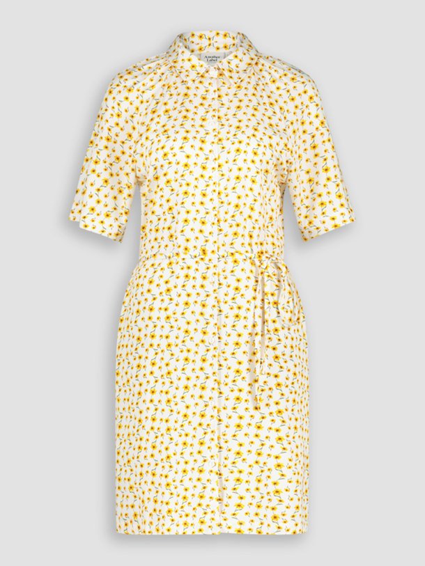 Ontdek de Coco viscose doorknoopjurk met dessin van Another-Label in de kleur off-white bij Orangebag. Op werkdagen voor 21:45 besteld, morgen in huis.