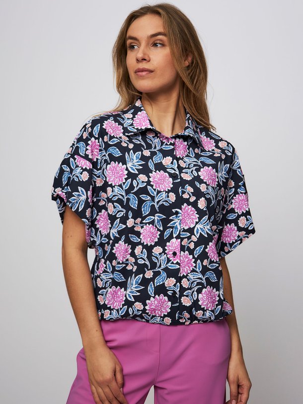 Ontdek de Jame medium travel jersey blouse met print van Studio Anneloes in de kleur donkerblauw bij Orangebag. Op werkdagen voor 21:45 besteld, morgen in huis.