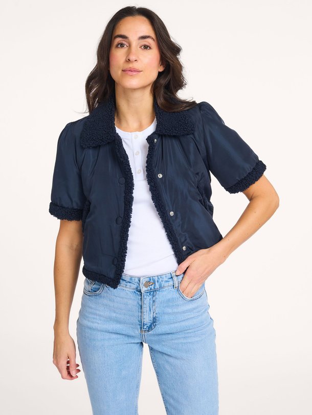 Ontdek de Jessi geweven jasje van Baum und Pferdgarten in de kleur Donkerblauw bij Orangebag. Op werkdagen voor 21:45 besteld, morgen in huis.