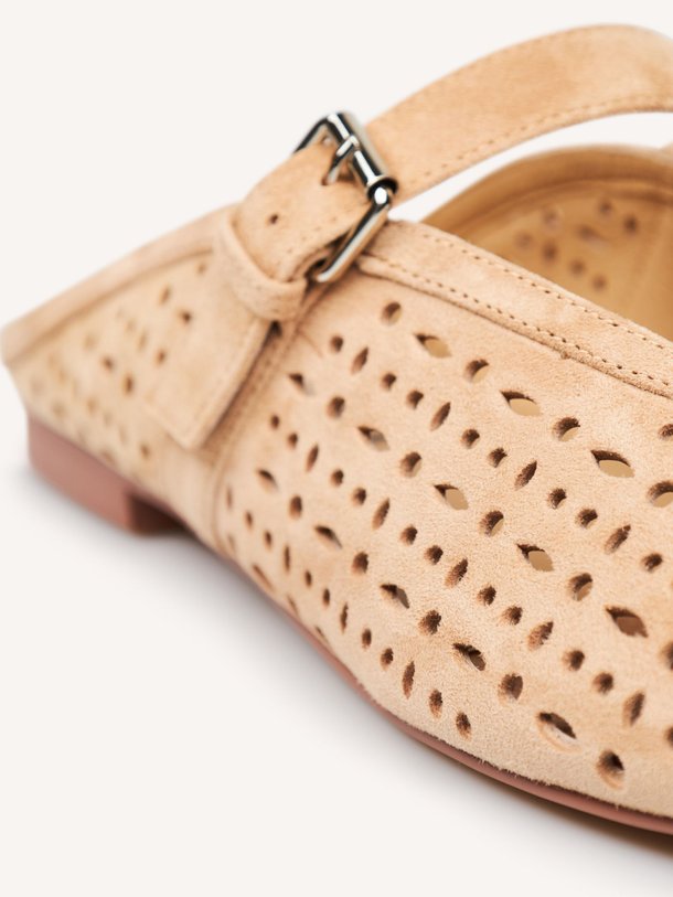 Ontdek de Maia suède instappers van Bibi Lou in de kleur Beige bij Orangebag. Op werkdagen voor 21:45 besteld, morgen in huis.