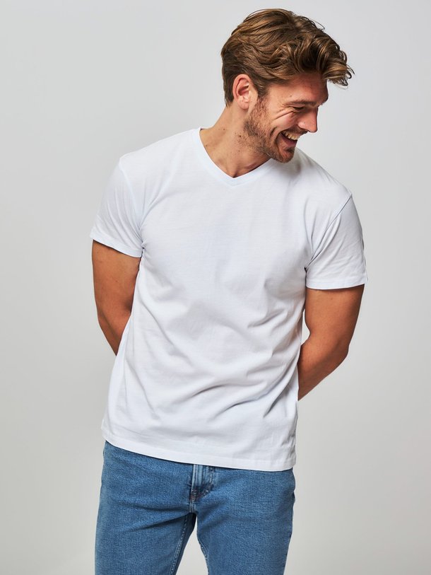 Ontdek de Kronos jersey V-neck T-shirt van Samsoe Samsoe in de kleur wit bij Orangebag. Op werkdagen voor 21:45 besteld, morgen in huis.