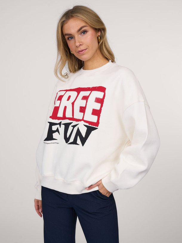 Ontdek de Atli organic cotton sweater met print van Mads Norgaard in de kleur off-white bij Orangebag. Op werkdagen voor 21:45 besteld, morgen in huis.