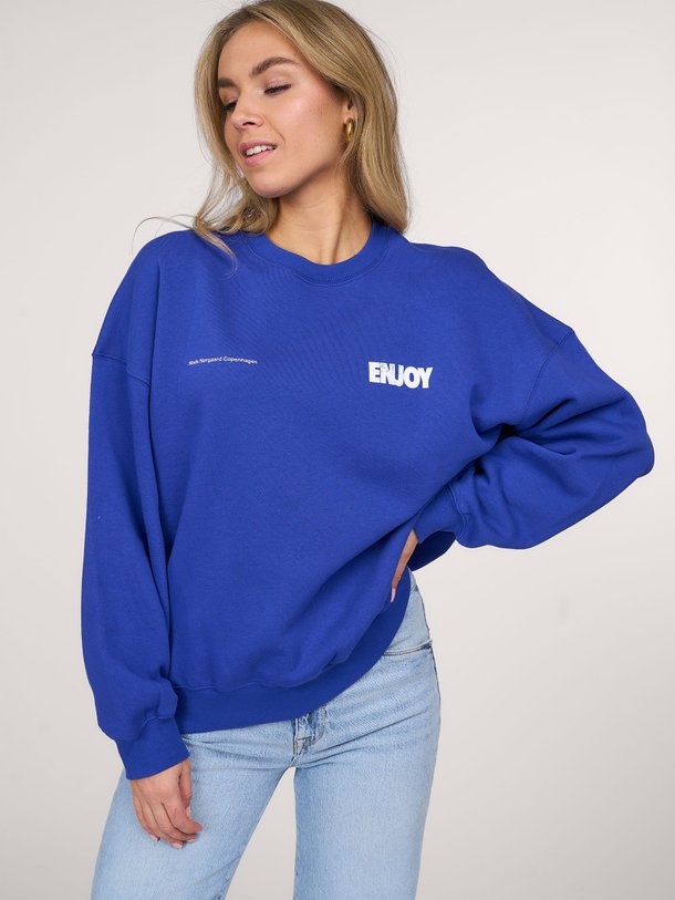 Ontdek de Atli organic cotton sweater met print van Mads Norgaard in de kleur kobalt bij Orangebag. Op werkdagen voor 21:45 besteld, morgen in huis.