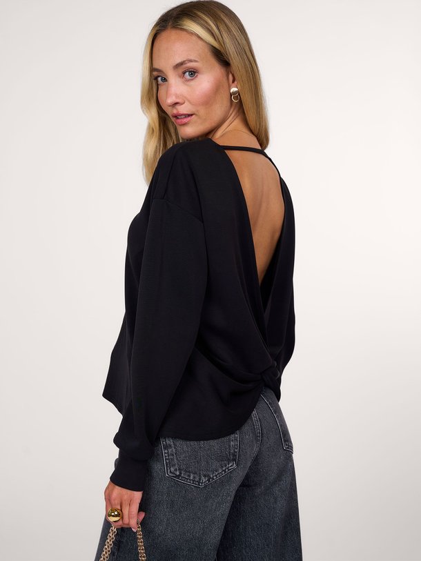 Ontdek de Elle modalmix top met knoopdetail van My Essential Wardrobe in de kleur zwart bij Orangebag. Op werkdagen voor 21:45 besteld, morgen in huis.