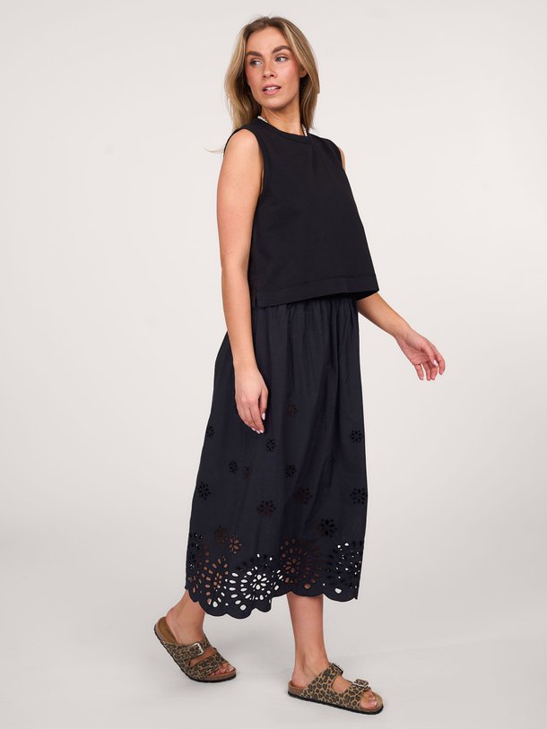 Ontdek de Dorine katoenen A-lijn rok van Bellerose in de kleur zwart bij Orangebag. Op werkdagen voor 21:45 besteld, morgen in huis.