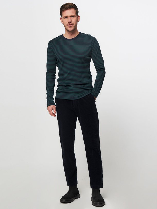 Ontdek de Theo organic cotton ribcord chino van NN.07 in de kleur donkerblauw bij Orangebag. Op werkdagen voor 21:45 besteld, morgen in huis.