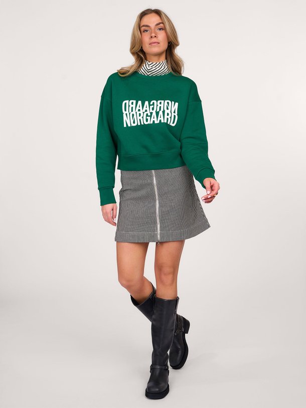 Ontdek de Riva organic cotton gestreepte rok van Mads Norgaard in de kleur zwart bij Orangebag. Op werkdagen voor 21:45 besteld, morgen in huis.