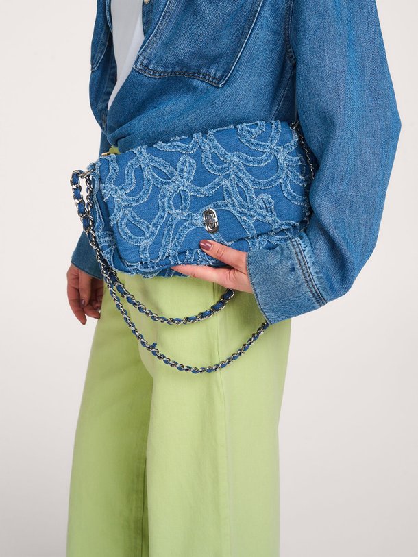 Ontdek de Flowa denim crossbody tas van Becksondergaard in de kleur Blauw bij Orangebag. Op werkdagen voor 21:45 besteld, morgen in huis.