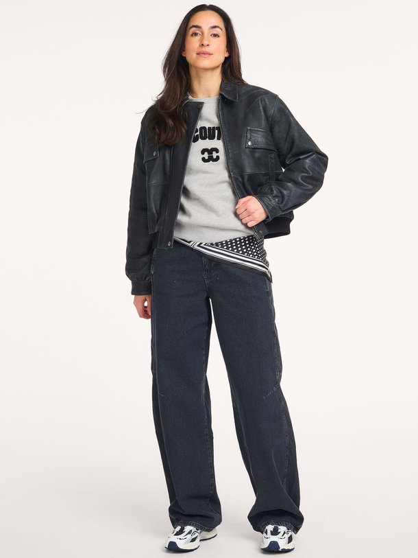 Ontdek de Floyd lederen bomberjack van Co'Couture in de kleur Zwart bij Orangebag. Op werkdagen voor 21:45 besteld, morgen in huis.