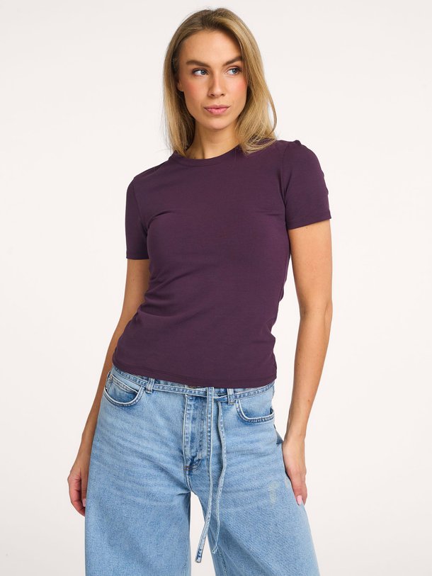 Ontdek de Dae organic cotton mix T-shirt van Modstrom in de kleur Aubergine bij Orangebag. Op werkdagen voor 21:45 besteld, morgen in huis.