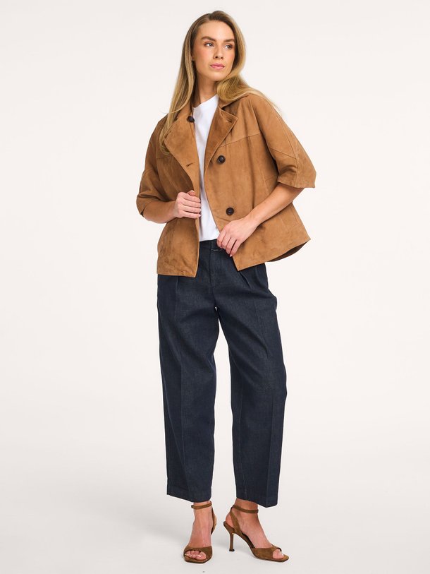 Ontdek de Clara suède jasje van Studio AR in de kleur Lichtbruin bij Orangebag. Op werkdagen voor 21:45 besteld, morgen in huis.