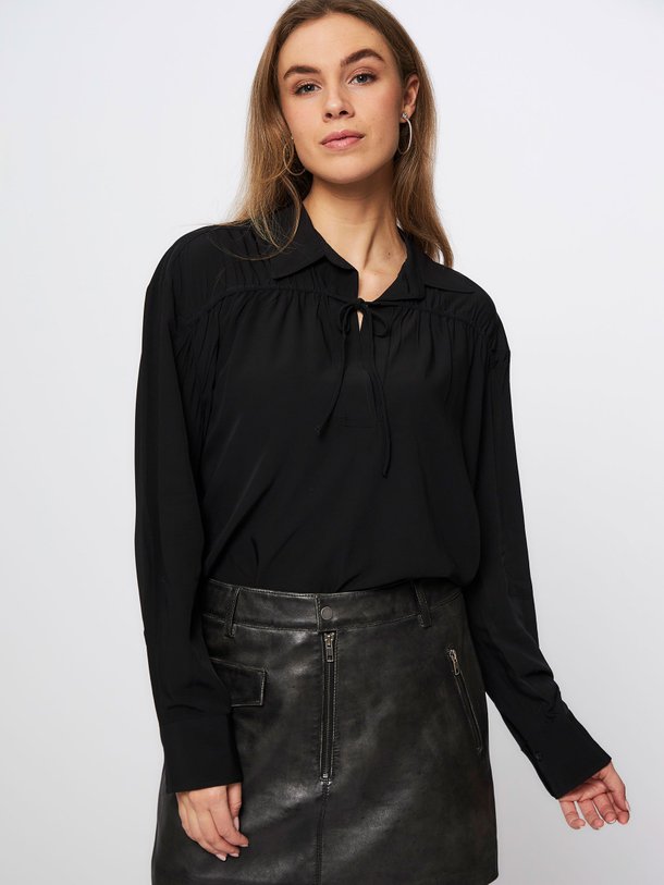 Ontdek de Cibelle viscose top van Second Female in de kleur zwart bij Orangebag. Op werkdagen voor 21:45 besteld, morgen in huis.