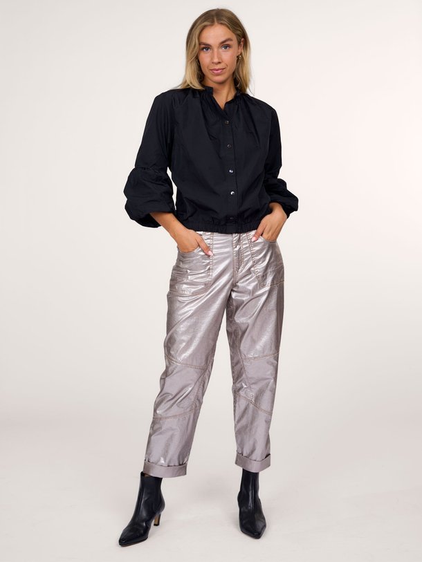 Ontdek de Katoenmix metallic broek van Summum in de kleur zilverkleur bij Orangebag. Op werkdagen voor 21:45 besteld, morgen in huis.
