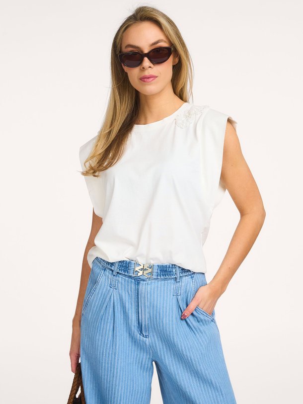 Ontdek de Cora organic cotton top van Aaiko in de kleur Off-white bij Orangebag. Op werkdagen voor 21:45 besteld, morgen in huis.