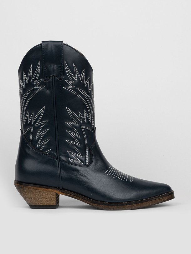 Ontdek de Frances lederen lage western boots van Ivylee Copenhagen in de kleur donkerblauw bij Orangebag. Op werkdagen voor 21:45 besteld, morgen in huis.