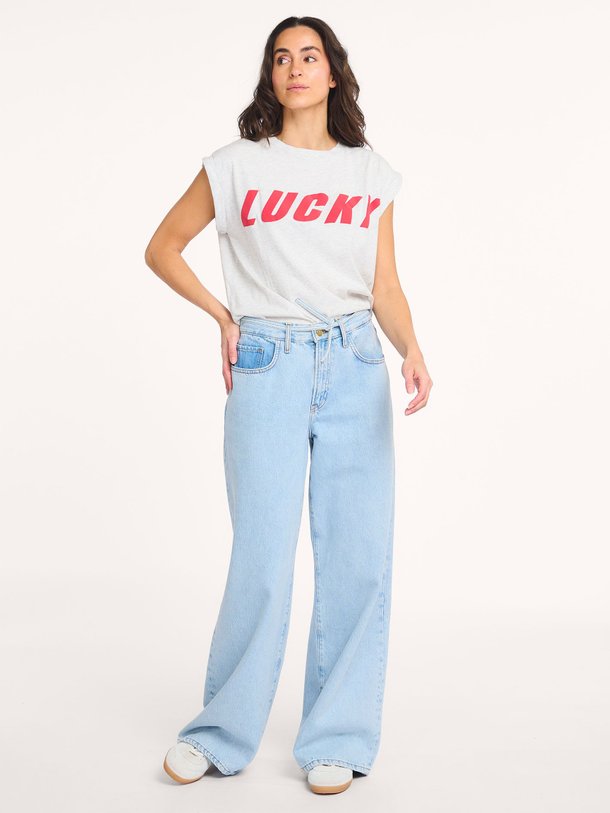 Ontdek de Lilo mid waist loose fit jeans van By-Bar in de kleur Lichtblauw bij Orangebag. Op werkdagen voor 21:45 besteld, morgen in huis.