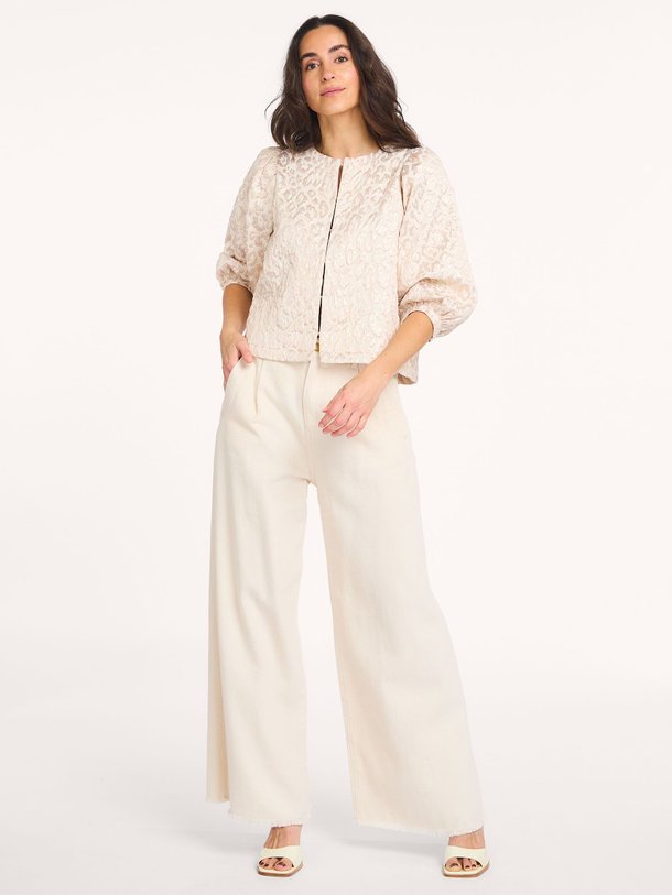 Ontdek de Mauri katoenmix jacquard blouse van By-Bar in de kleur Champagne bij Orangebag. Op werkdagen voor 21:45 besteld, morgen in huis.