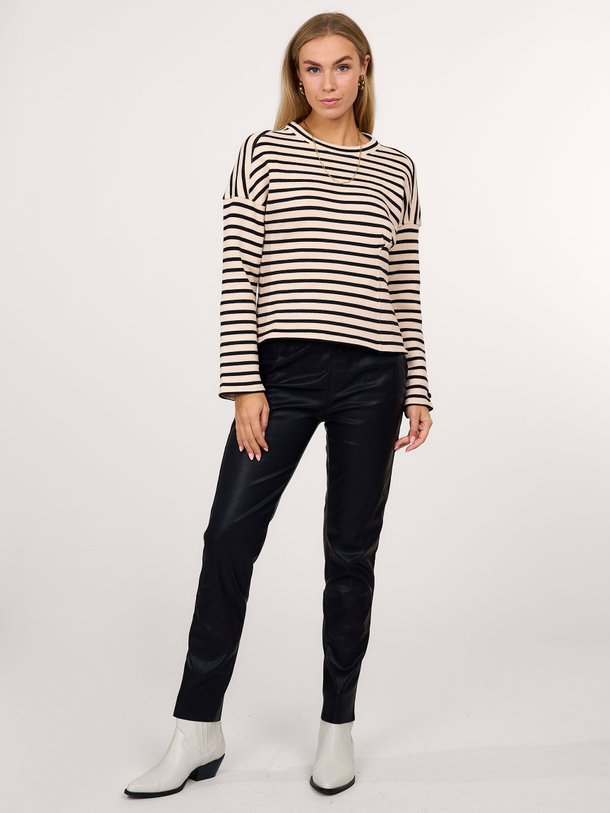 Ontdek de Colette leatherlook relaxed fit broek van Knit-ted in de kleur zwart bij Orangebag. Op werkdagen voor 21:45 besteld, morgen in huis.