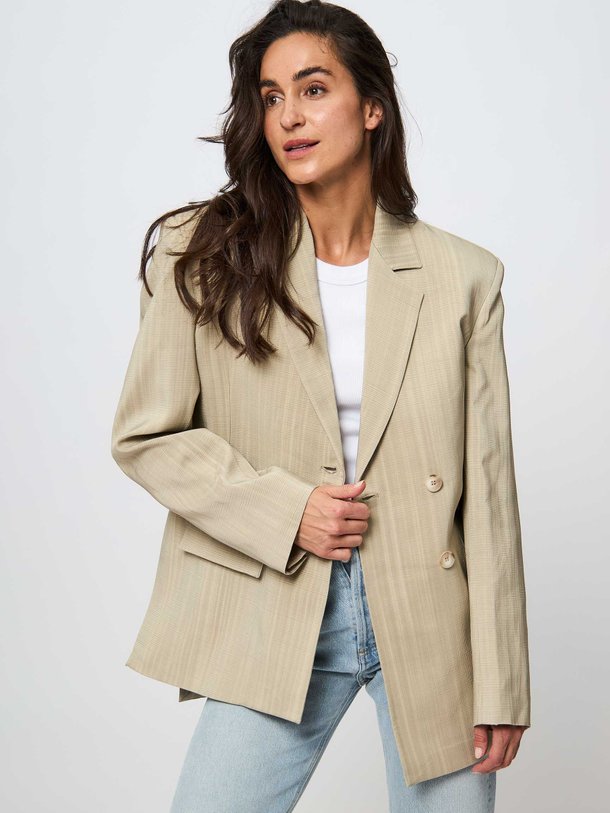 Ontdek de Viscose blazer van Les Coyotes de Paris in de kleur zand bij Orangebag. Op werkdagen voor 21:45 besteld, morgen in huis.