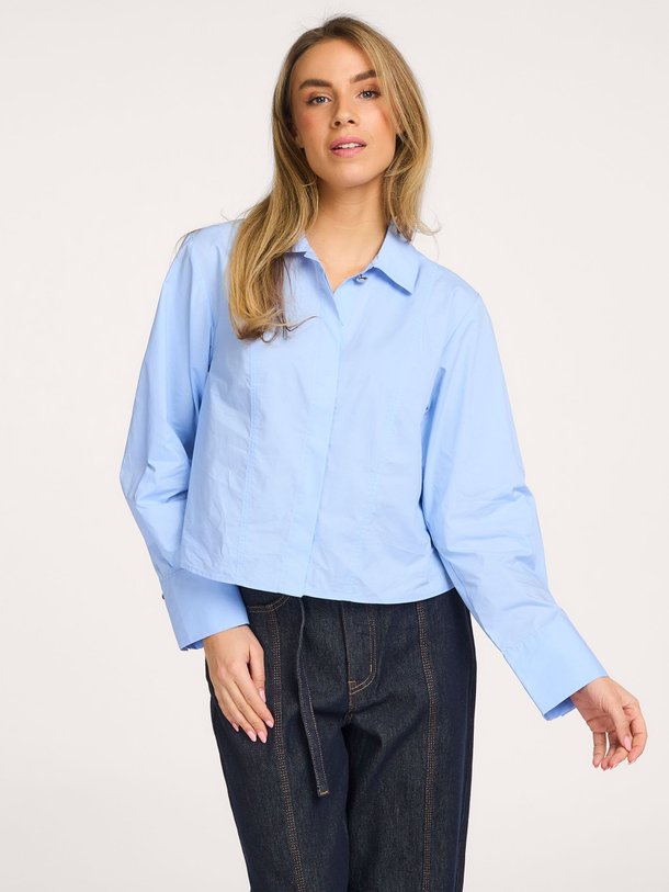 Ontdek de Else katoenen blouse van Karen By Simonsen in de kleur Blauw bij Orangebag. Op werkdagen voor 21:45 besteld, morgen in huis.