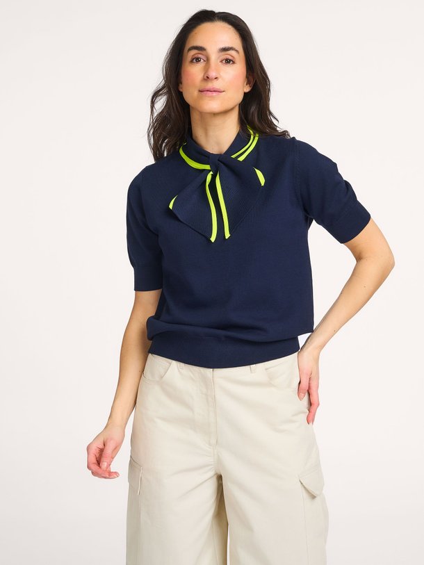 Ontdek de Jonda viscosemix top van Essentiel Antwerp in de kleur Donkerblauw bij Orangebag. Op werkdagen voor 21:45 besteld, morgen in huis.