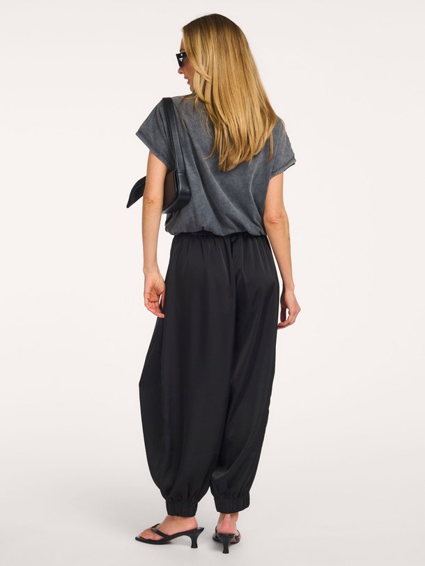Ontdek de Evita Crop Harem Tall Pant van Haute L'Amitié bij Orangebag. Op werkdagen voor 21:45 besteld, morgen in huis.