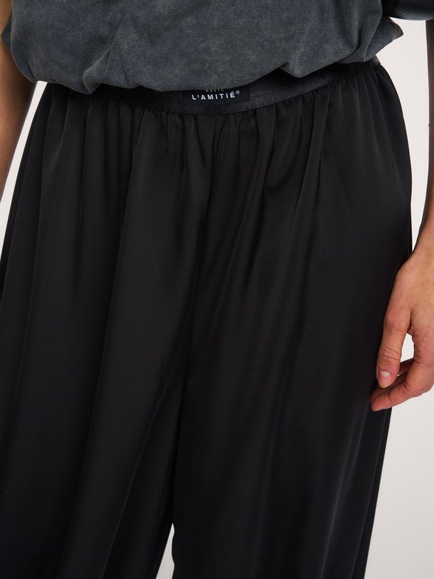Ontdek de Evita Crop Harem Tall Pant van Haute L'Amitié bij Orangebag. Op werkdagen voor 21:45 besteld, morgen in huis.