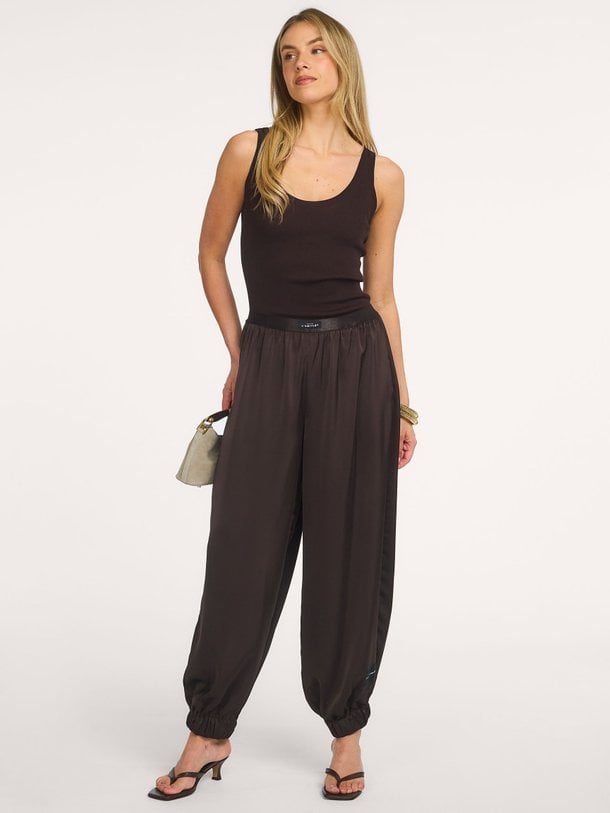 Ontdek de Evita Crop Harem Tall Pant van Haute L'Amitié bij Orangebag. Op werkdagen voor 21:45 besteld, morgen in huis.