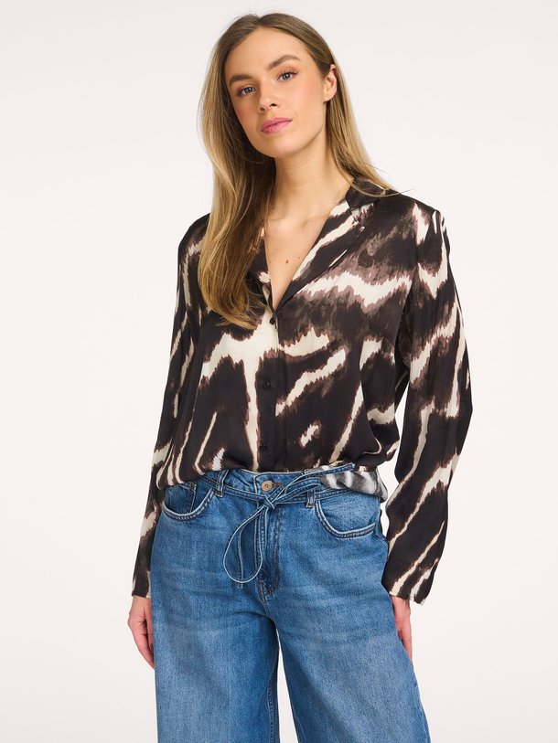 Ontdek de Minke viscose blouse van Studio Anneloes in de kleur Donkerbruin bij Orangebag. Op werkdagen voor 21:45 besteld, morgen in huis.