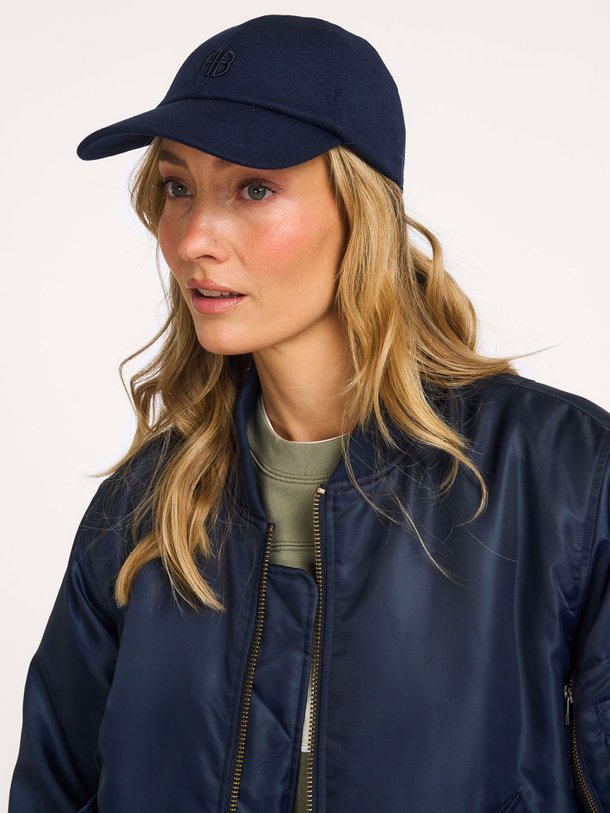 Ontdek de Jeremy wolmix pet van Anine Bing in de kleur Donkerblauw bij Orangebag. Op werkdagen voor 21:45 besteld, morgen in huis.