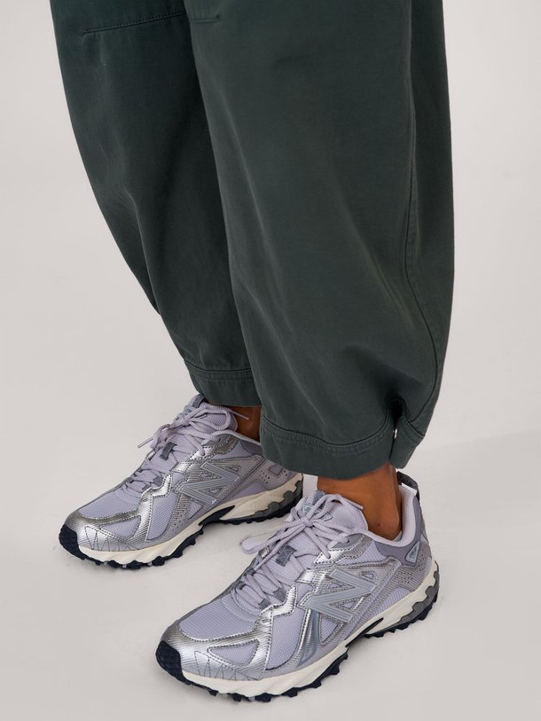 Ontdek de MR530 lederen metallic sneakers met mesh van New Balance in de kleur zilverkleur bij Orangebag. Op werkdagen voor 21:45 besteld, morgen in huis.