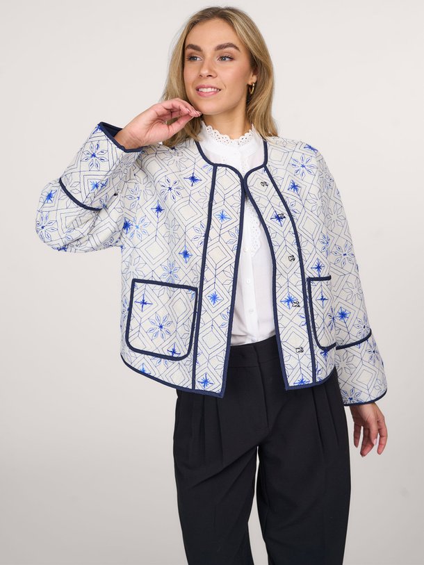 Ontdek de Ananda katoenen jasje met dessin van Lollys Laundry in de kleur crème bij Orangebag. Op werkdagen voor 21:45 besteld, morgen in huis.