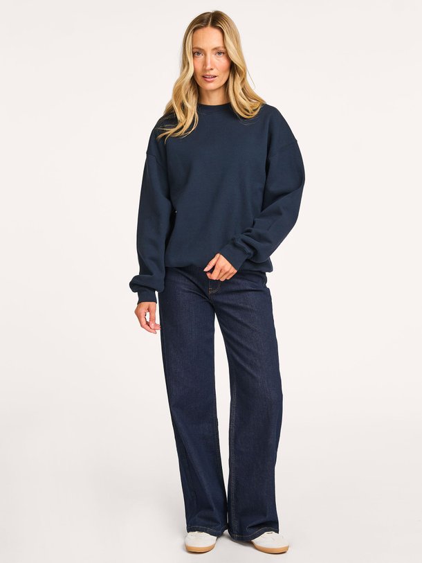 Ontdek de Unisex organic cotton oversized sweater van Colorful Standard in de kleur donkerblauw bij Orangebag. Op werkdagen voor 21:45 besteld, morgen in huis.
