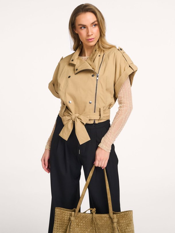 Ontdek de Kesha katoenmix jack van Co'Couture in de kleur Zand bij Orangebag. Op werkdagen voor 21:45 besteld, morgen in huis.