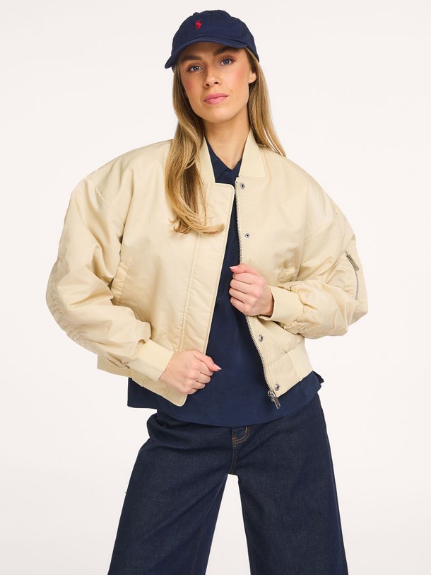 Ontdek de Helga geweven bomberjack van My Essential Wardrobe in de kleur Beige bij Orangebag. Op werkdagen voor 21:45 besteld, morgen in huis.