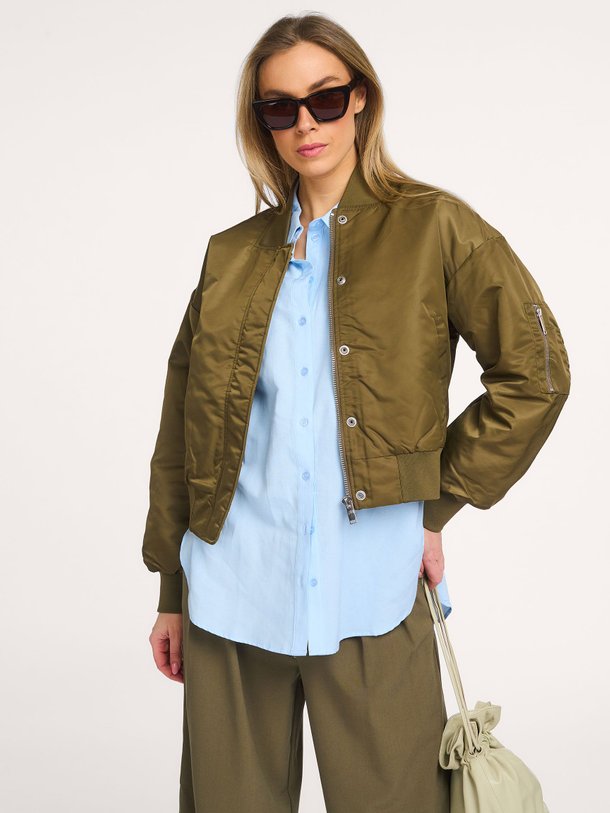 Ontdek de Helga geweven bomberjack van My Essential Wardrobe in de kleur Mosgroen bij Orangebag. Op werkdagen voor 21:45 besteld, morgen in huis.