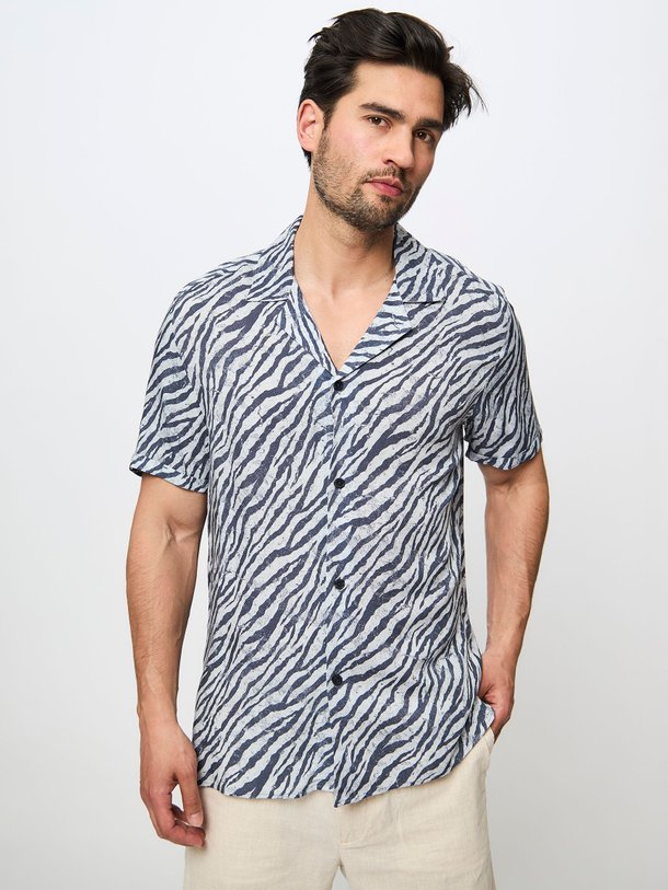 Ontdek de Bijan viscose overhemd met print van Drykorn in de kleur donkerblauw bij Orangebag. Op werkdagen voor 21:45 besteld, morgen in huis.