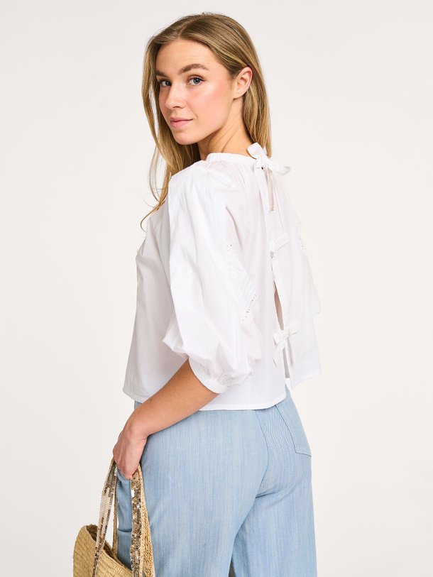 Ontdek de Iva katoenen top met opengewerkt patroon van By-Bar in de kleur off-white bij Orangebag. Op werkdagen voor 21:45 besteld, morgen in huis.