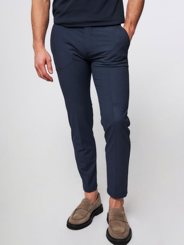 Ontdek de Katoenmix chino met dessin van Tommy Hilfiger in de kleur donkerblauw bij Orangebag. Op werkdagen voor 21:45 besteld, morgen in huis.