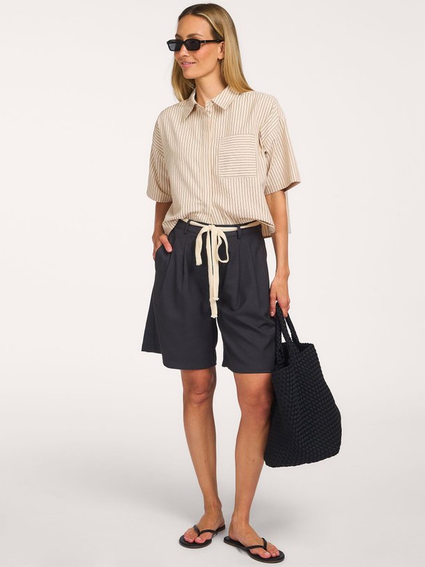 Ontdek de Chelo, viscosemix bermuda short van Ruby Tuesday bij Orangebag. Op werkdagen voor 21:45 besteld, morgen in huis.