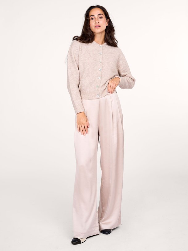 Ontdek de Deyne geweven wide leg pantalon van Knit-ted in de kleur zand bij Orangebag. Op werkdagen voor 21:45 besteld, morgen in huis.