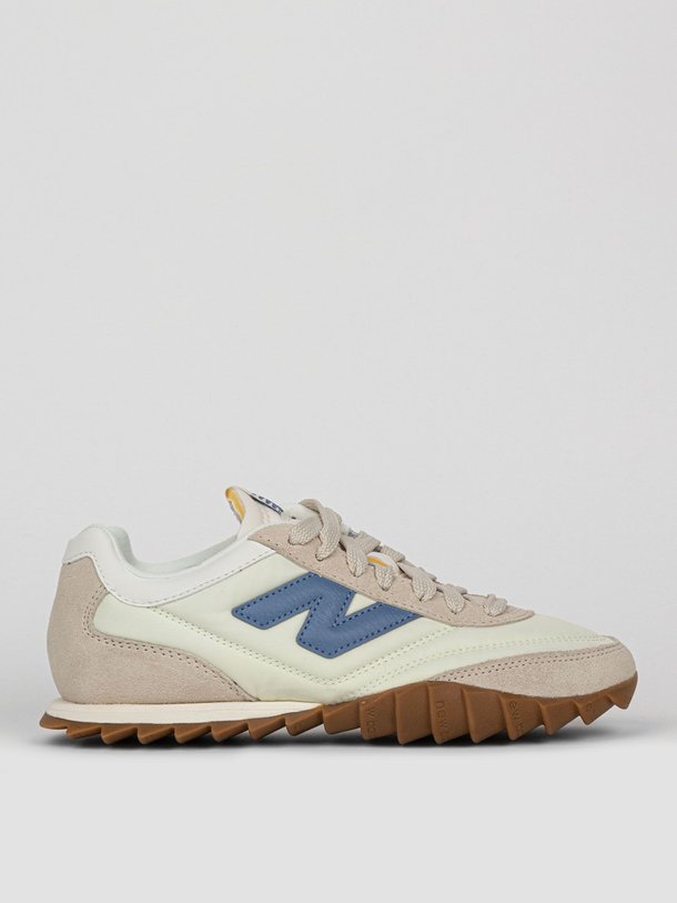 Ontdek de RC30 suède sneakers van New Balance in de kleur zand bij Orangebag. Op werkdagen voor 21:45 besteld, morgen in huis.