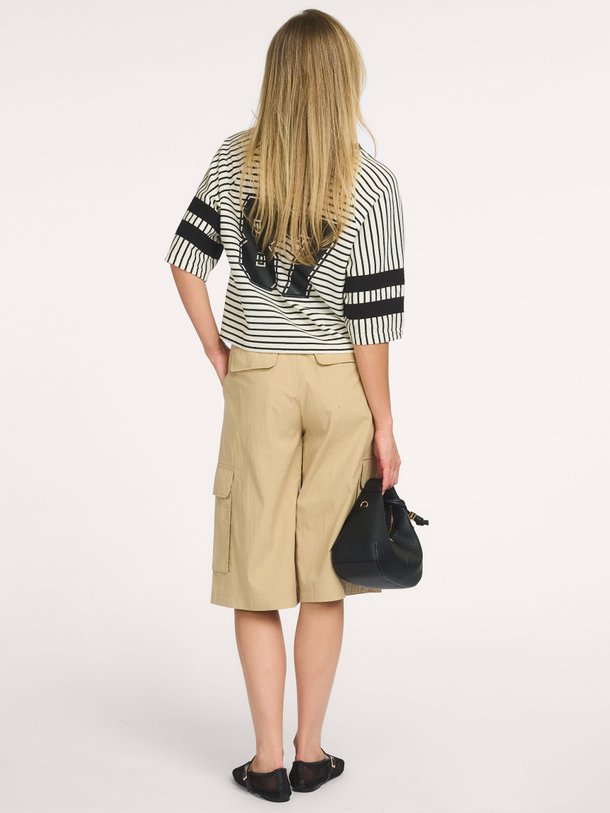 Ontdek de Kesha katoenmix bermuda short van Co'Couture in de kleur Beige bij Orangebag. Op werkdagen voor 21:45 besteld, morgen in huis.